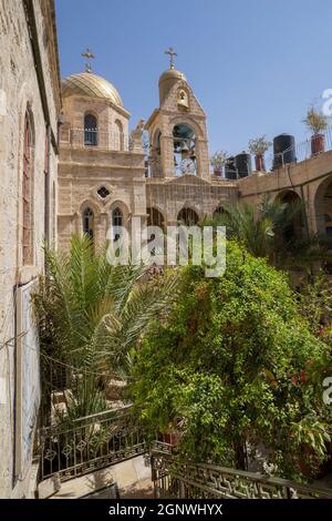 Jordantal, Israel - 26. September 2021: Der Innenhof des Klosters von st. Gerasimos, im Jordantal, Israel, an einem klaren, sonnigen Tag. Stockfoto