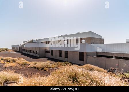 El Paso, Spanien - 14. August 2021: Astronomisches Observatorium Roque De Los Muchachos, La Palma, Kanarische Inseln. Wohngebäude Stockfoto