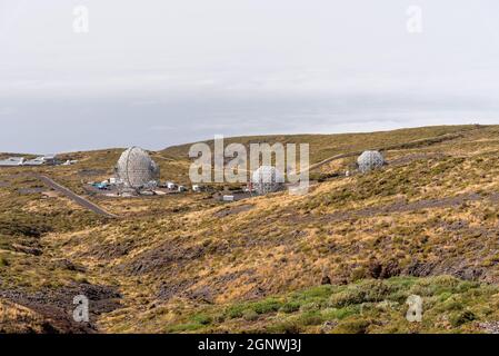El Paso, Spanien - 14. August 2021: Astronomisches Observatorium Roque De Los Muchachos, La Palma, Kanarische Inseln. MAGIC Telescopes, Major Atmospheric Gamma Stockfoto