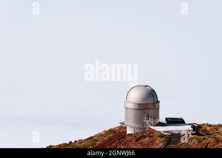 El Paso, Spanien - 14. August 2021: Astronomisches Observatorium Roque De Los Muchachos, La Palma, Kanarische Inseln. Astrophysikalisches Observatorium. Nordische Optik Stockfoto