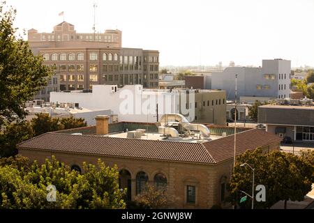 Nachmittags Luftaufnahme der städtischen Innenstadt von Modesto, Kalifornien, USA. Stockfoto