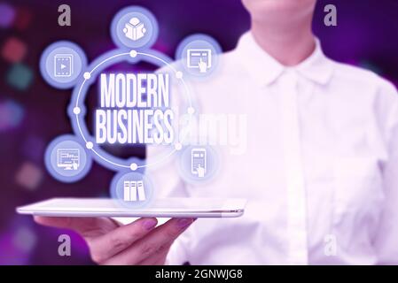 Inspiration zeigt Zeichen Modern Business. Konzeptfoto Einführung in die Philosophie des großen Unternehmens Lady Uniform Standing Tablet Stockfoto