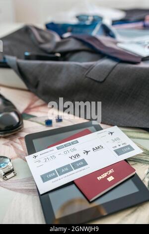 Vorbereitungen für Geschäftsreisen mit Bordkarte Stockfoto