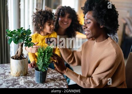 Home Hobbys Gartenarbeit mit Kindern und Botanik lernen. Familie Liebe Glück Konzept Stockfoto