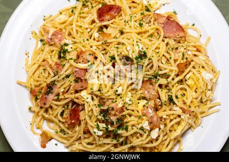 Traditionelles Gericht aus Spaghetti Carbonara, serviert auf einem weißen Teller Stockfoto