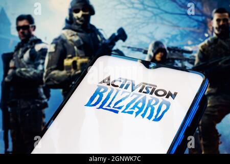 Activision Blizzard-Logo auf dem Smartphone-Bildschirm. Ein Rahmen aus dem Call of Duty im Hintergrund. Stockfoto