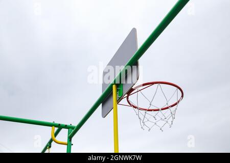 Foto der Spielplatzinstallation an regnerischen Tagen Stockfoto