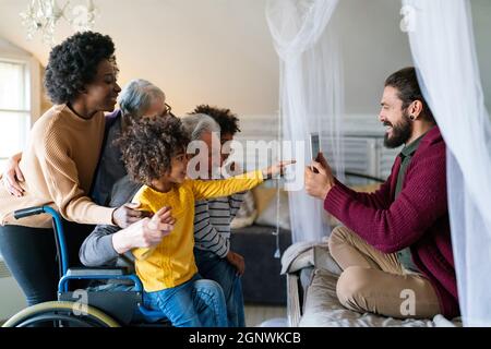 Drei Generationen glückliche multiethnische Familiengruppe zu Hause Stockfoto