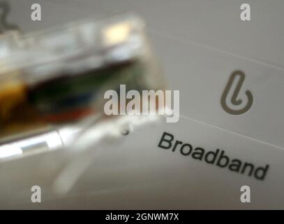 Foto vom 15/01/14 eines Breitbandkabels und Routers. Breitbandkunden werden im Rahmen der neuen Pläne von Ofcom leichter zwischen den Anbietern wechseln können. Die Regulierungsbehörde sagte, dass die Kunden vom Wechsel zwischen den Diensten abschrecken würden, insbesondere beim Wechsel von den im Openreach-Netzwerk tätigen Anbietern zu anderen Anbietern, die ihre eigenen Kabel verwenden, einschließlich Virgin Media oder CityFiber. Ausgabedatum: Dienstag, 28. September 2021. Stockfoto