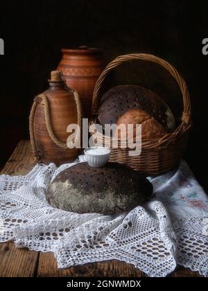 Stillleben mit Brot und Salz Stockfoto