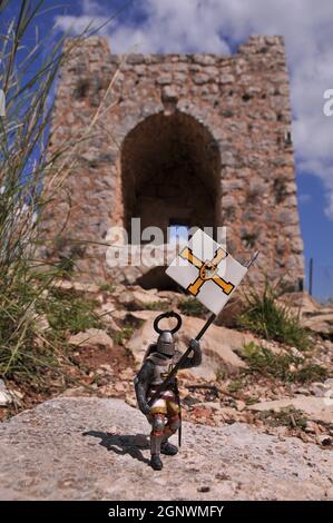 Toy teutonischer Ritter lötet in der Burg Montfort, einer zerstörten Kreuzritterburg in der Region Obergalilea. Israel Stockfoto