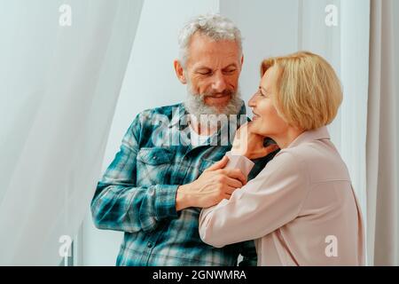 Ehemann und Ehefrau im Ruhestand umarmen sich zu Hause Stockfoto