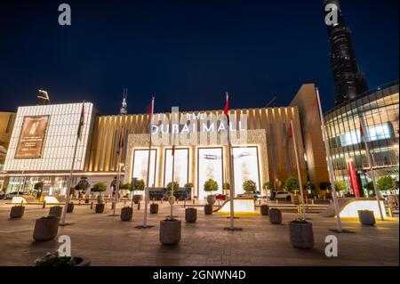 Dubai, Vereinigte Arabische Emirate - 19. April 2021: Dubai Mall und Burj Khalifa Moderne Architektur in der Innenstadt in der Nähe. Die Dubai Mall ist die größte Sho Stockfoto