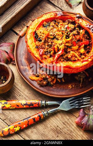 Hokkaido Kürbis gebacken mit Hackfleisch, Gemüse und Quinoa. Traditionelle Herbstgerichte, Squash Stockfoto