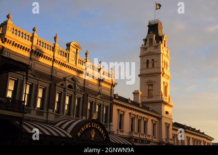 Historische Gebäude, darunter das ehemalige Mining Exchange and Post Office in der Lydiard Street kurz vor Sonnenuntergang in Ballarat, Victoria, Australien Stockfoto