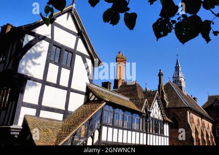 Die Old Bablake School und das Bond’s Hospital kurz nach Sonnenaufgang in Coventry, Warwickshire, West Midlands, England Stockfoto