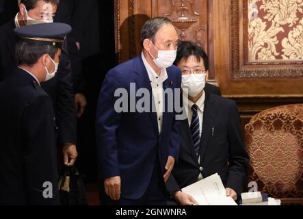 Tokio, Japan. September 2021. Der japanische Premierminister Yoshihide Suga trifft am Dienstag, dem 28. September 2021, bei der Sitzung des Ausschusses für die Hausverwaltung des Unterhauses beim Nationaldiät in Tokio ein. Die japanische Regierung beschloss, den Ausnahmezustand COVID-19 in allen Präfekturen Ende dieses Monats zu beenden. Quelle: Yoshio Tsunoda/AFLO/Alamy Live News Stockfoto