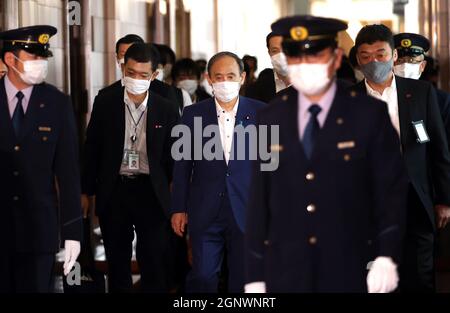 Tokio, Japan. September 2021. Der japanische Premierminister Yoshihide Suga (C) trifft am Dienstag, dem 28. September 2021, bei der Sitzung des Ausschusses für die Hausverwaltung des Oberhauses beim Nationaldiät in Tokio ein. Die japanische Regierung beschloss, den Ausnahmezustand COVID-19 in allen Präfekturen Ende dieses Monats zu beenden. Quelle: Yoshio Tsunoda/AFLO/Alamy Live News Stockfoto