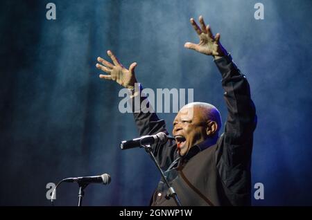 Hugh Masekela tritt am 12. Juli 2014 beim National Arts Festival in Grahamstown, Südafrika, auf. Stockfoto