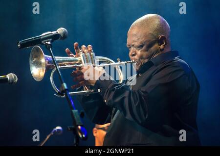 Hugh Masekela tritt am 12. Juli 2014 beim National Arts Festival in Grahamstown, Südafrika, auf. Stockfoto