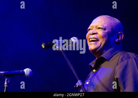 Hugh Masekela tritt am 12. Juli 2014 beim National Arts Festival in Grahamstown, Südafrika, auf. Stockfoto