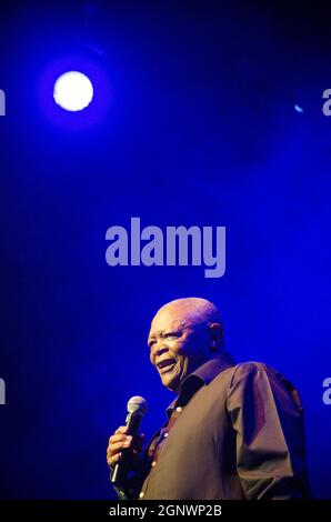 Hugh Masekela tritt am 12. Juli 2014 beim National Arts Festival in Grahamstown, Südafrika, auf. Stockfoto