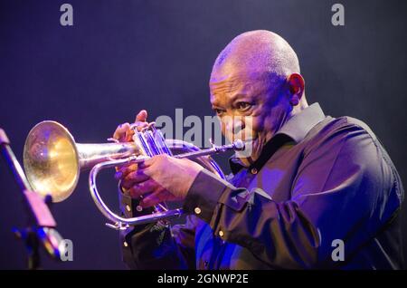 Hugh Masekela tritt am 12. Juli 2014 beim National Arts Festival in Grahamstown, Südafrika, auf. Stockfoto