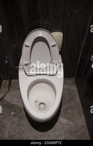 Weiße Keramik Toilettenschüssel für Welt Toilette Tag Konzept Stockfoto
