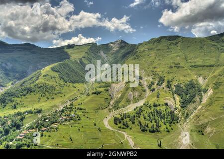 Bergformationen in der Nähe der Georgian Military Highway Stockfoto