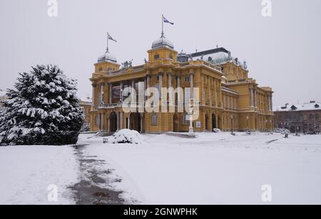 Kroatischen Nationaltheater in Zagreb Winter Ansicht, Kroatien Stockfoto