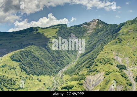 Bergformationen in der Nähe der Georgian Military Highway Stockfoto