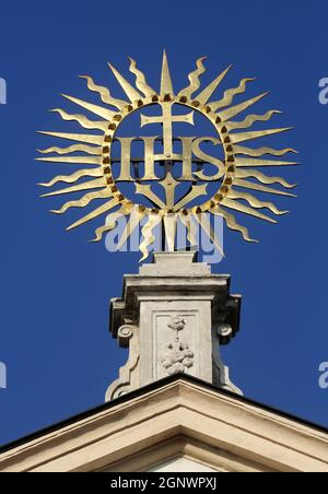IHS-Schild auf barocker Jesuitenkirche in Wien, Österreich Stockfoto