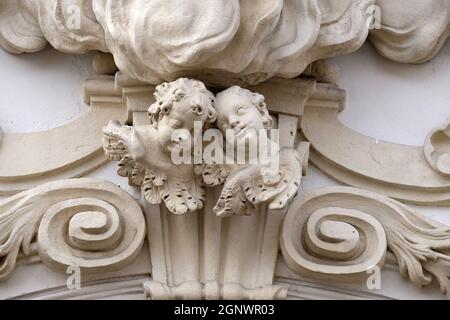 Engel auf dem Portal der Mariahilf Kirche in Graz, Steiermark, Österreich Stockfoto