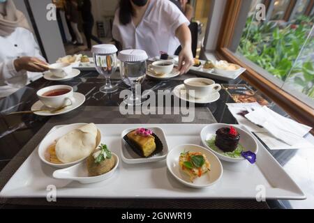 Feines Dining Dessertmenü Set Haute Couture Dessert Stockfoto