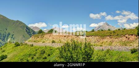 Bergformationen in der Nähe der Georgian Military Highway Stockfoto