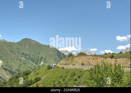 Bergformationen in der Nähe der Georgian Military Highway Stockfoto