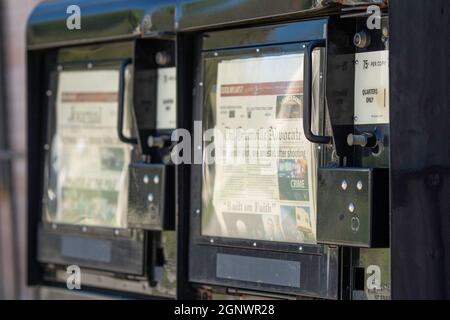 Greenville, Alabama, USA - 24. September 2021: Nahaufnahme von Zeitungskisten aus Metall, in denen der Greenville Advocate im Fokus steht. Stockfoto