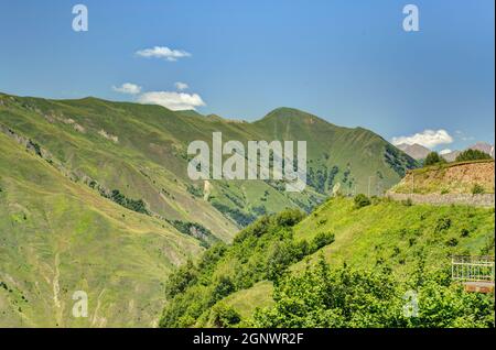 Bergformationen in der Nähe der Georgian Military Highway Stockfoto