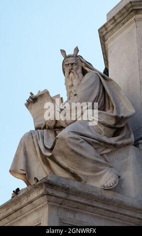 Moses-Statue auf der Säule der Unbefleckten Empfängnis von Ignazio Jacometti auf der Piazza Mignanelli in Rom, Italien Stockfoto