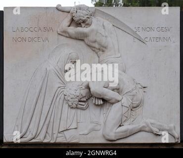 Relief der Heiligen Katharina von Siena in der Nähe der Burg Sant Angelo in Rom, Italien Stockfoto