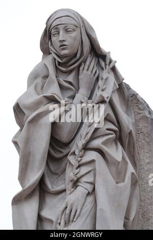 Statue der Heiligen Katharina von Siena in der Nähe von Sant Angelo Castle in Rom, Italien Stockfoto