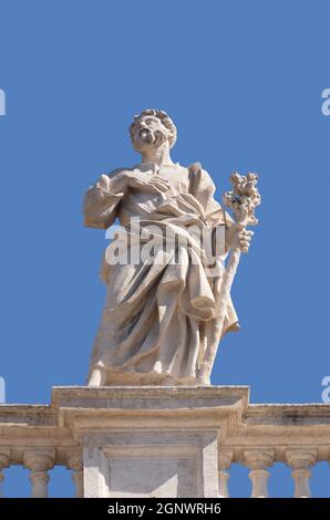 St. Joseph, Fragment der Kolonnade der Petersbasilika. Päpstliche Basilika St. Peter im Vatikan, Rom, Italien. Stockfoto