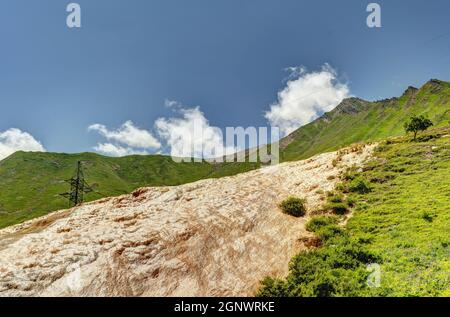 Bergformationen in der Nähe der Georgian Military Highway Stockfoto