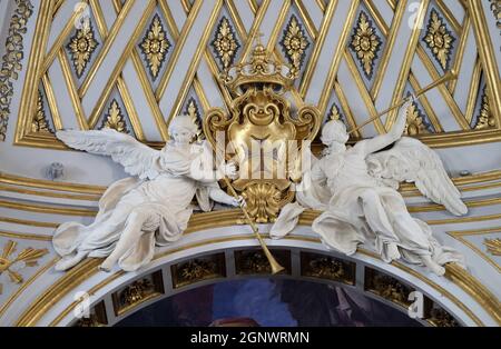 Engelsstatuen an der Decke der Kirche Santissima Trinita degli Spagnoli in Rom, Italien Stockfoto