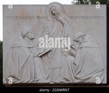 Relief der Heiligen Katharina von Siena in der Nähe der Burg Sant Angelo in Rom, Italien Stockfoto