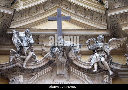 Engel und Kreuz, Fassade der Kirche Santa Maria Maddalena in Rom, Italien Stockfoto