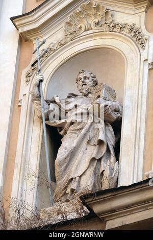 Statue des Heiligen Johannes von Matha an der Fassade der Kirche Santissima Trinita degli Spagnoli in Rom, Italien Stockfoto