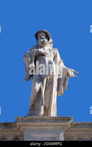 St. Franziskus von Paola, Fragment der Kolonnade der Petersbasilika. Päpstliche Basilika St. Peter im Vatikan, Rom, Italien. Stockfoto