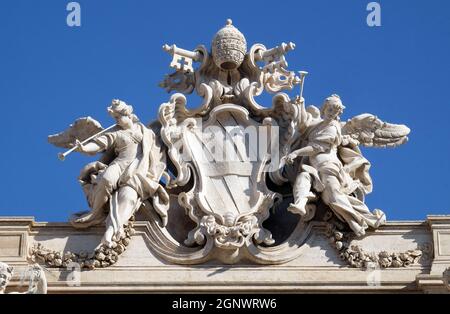 Wappen von Papst Clemens XII. Auf dem Trevi-Brunnen in Rom. Der Trevi-Brunnen ist eines der berühmtesten Wahrzeichen Roms. Stockfoto