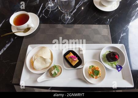 Feines Dining Dessertmenü Set Haute Couture Dessert Stockfoto